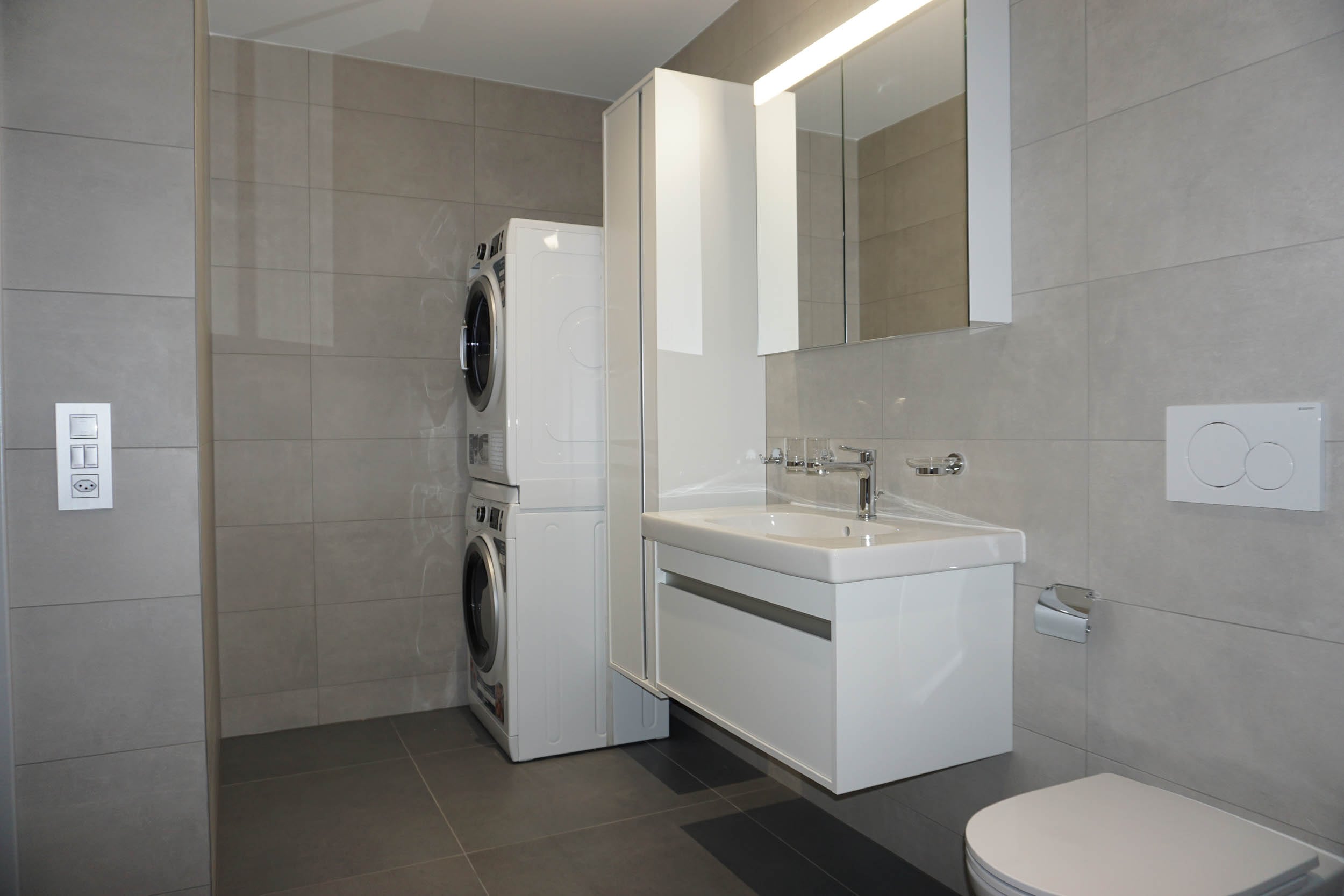 Salle de bain avec espace lave-linge