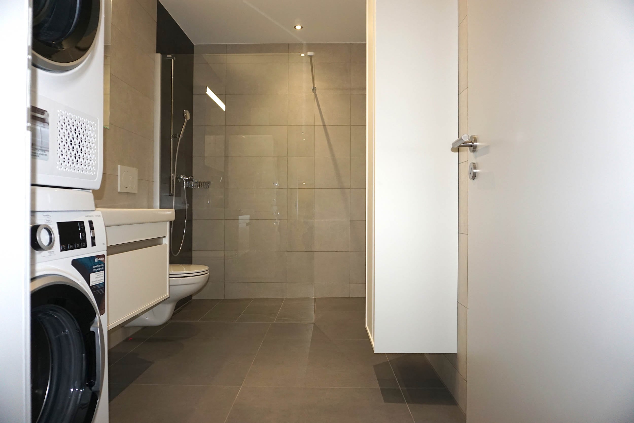 Douche, WC et espace lave-linge
